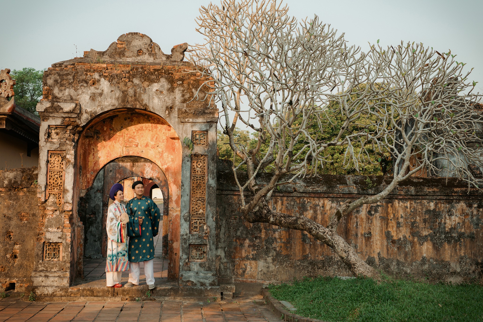 Áo dài Huế truyền thống, Địa chỉ may áo dài đẹp ở Huế, Nơi may áo dài cho du khách ở Huế, May áo dài cho dịp cưới ở Huế, Các mẫu áo dài đẹp tại Huế, Chọn vải may áo dài ở Huế, Dịch vụ may áo dài nhanh tại Huế, Cảm nhận áo dài Huế qua từng đường kim mũi chỉ, Các kiểu áo dài phổ biến ở Huế, Áo dài Huế: Địa chỉ may và thiết kế đẹp